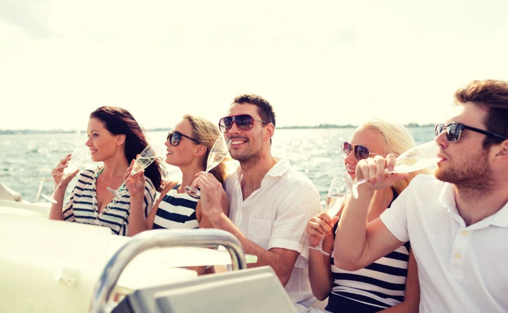Private yacht experience — Dreams e Adventures Friends enjoying champagne on a private yacht charter along the Algarve coast